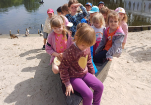 Dzieci zwiedzają mini zoo w Dobroniu.