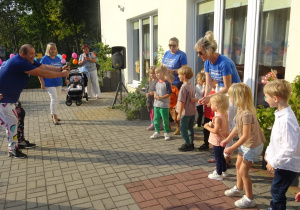 Piknik rodzinny, zabawy na tarasie.