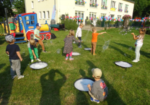 Piknik rodzinny, zabawy z wodzirejem na trawie.