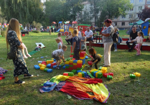 Piknik rodzinny, zabawy na trawie.