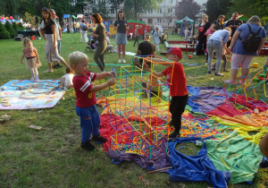 Piknik rodzinny, zabawy na trawie.