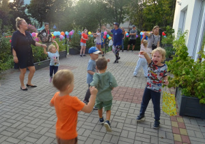 Piknik rodzinny, zabawy na tarasie.