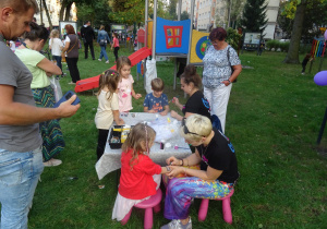 Piknik rodzinny, zabawy na trawie.