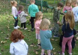 Przedszkolaki biorą udział w akcji "Sprzątanie świata".