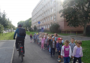 Przedszkolaki obserwują ruch drogowy.