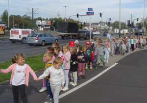 Przedszkolaki podczas wyjścia na skrzyżowanie.