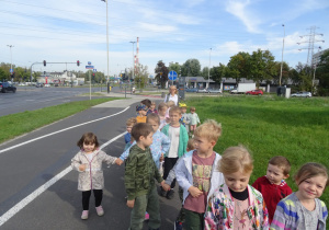 Przedszkolaki podczas wyjścia na skrzyżowanie.