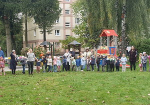 Jesienne zabawy w ogrodzie z babciami i dziadkami.