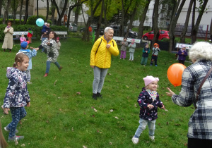 Jesienne zabawy w ogrodzie z babciami i dziadkami.