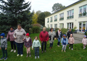 Jesienne zabawy w ogrodzie z babciami i dziadkami.