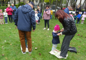 Jesienne zabawy w ogrodzie z babciami i dziadkami.