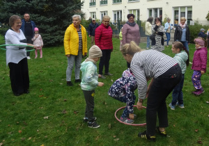 Jesienne zabawy w ogrodzie z babciami i dziadkami.