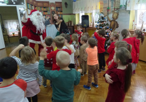 Przedszkolaki podczas świątecznej zabawy.