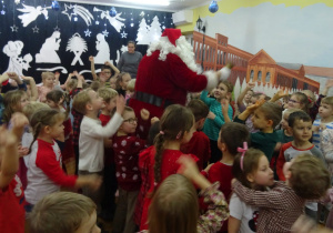 Przedszkolaki podczas świątecznej zabawy.