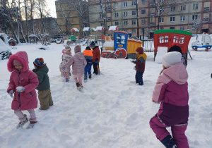 Zimowe zabawy na śniegu.