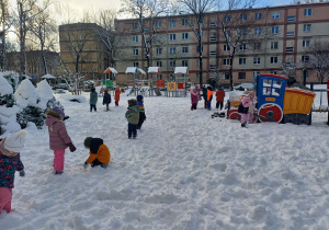 Zimowe zabawy na śniegu.