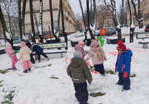 Zimowe zabawy na śniegu.