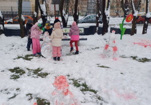 Zimowe zabawy na śniegu.