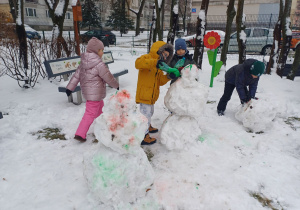 Zimowe zabawy na śniegu.