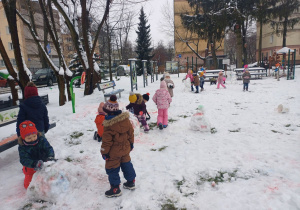 Zimowe zabawy na śniegu.