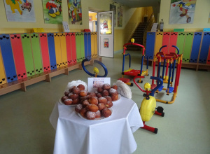 Stolik, na którym są pączki na talerzach.