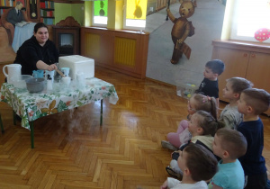 Dzieci obserwują przeprowadzane eksperymenty.
