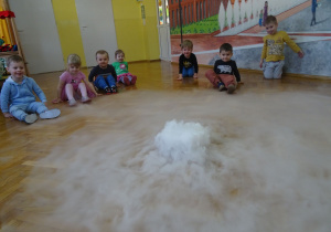 Dzieci podczas zabawy z wielką chmurą dymu.