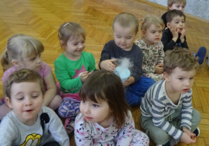 Przedszkolaki trzymają suchy lód.