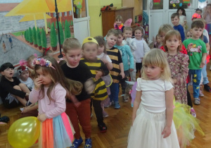 Dzieci przygotowują się do konkursu z balonami.