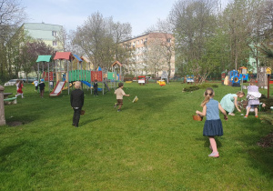 Dzieci szukają wielkanocnych niespodzianek.
