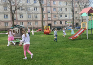 Dzieci z koszyczkami w rękach.