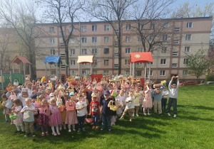 Wszystkie przedszkolaki z koszyczkami w rękach.