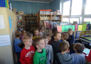 Dzieci zwiedzają bibliotekę szkolną.