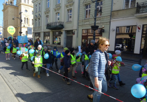 Dzieci idą ul. Piotrkowską.