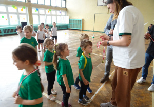 Dzieci otrzymują medale.