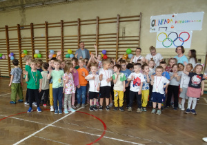 Wspólne zdjęcie dzieci biorących udział w spartakiadzie.