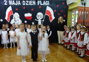 Dzieci witają gości.