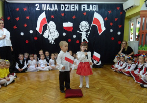 Chłopiec z dziewczynką recytują wiersz.