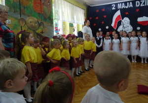 Dzieci śpiewają piosenkę.
