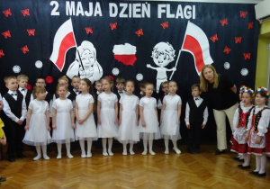 Wszystkie dzieci śpiewają.