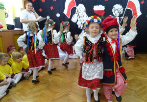 Dzieci ustawiają się do tańca.