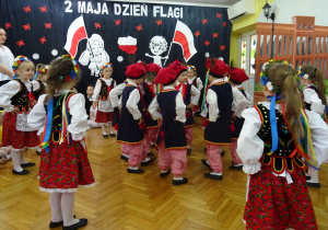 Chłopcy tańczą w środku, dziewczynki na zewnątrz.