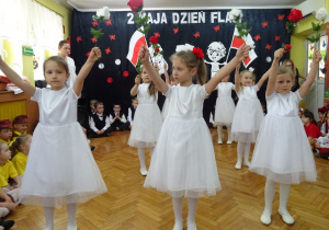Dziewczynki tańczą z różami.