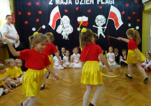 Dziewczynki tańczą ze wstążkami.