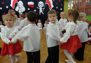 Dzieci wykonują małe kółeczka.
