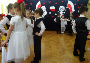 Dzieci tańczą w zespołach.