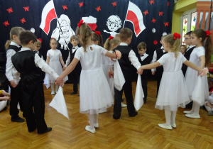 Dzieci robią duże koło.