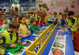 Dzieci budują z klocków lego.