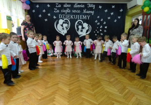 Dzieci tańczą z pomponami.