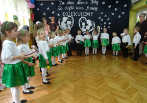 Dzieci z gr. II grają na instrumentach.